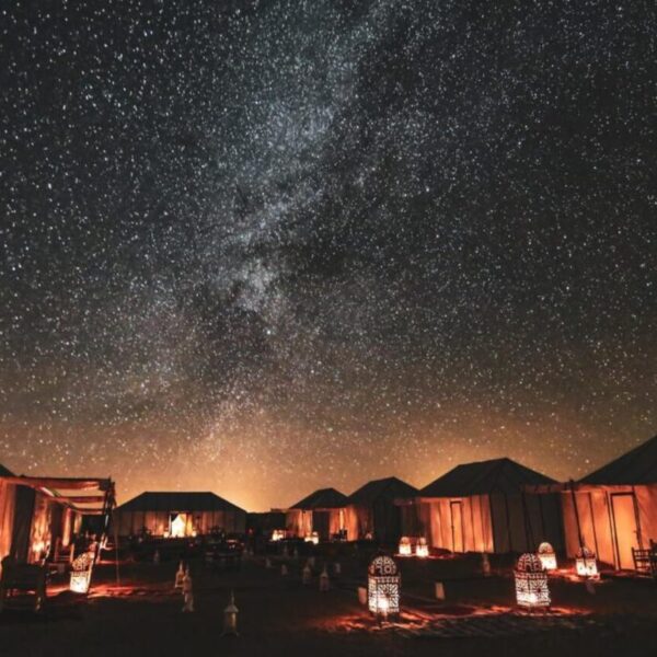 Un campo nel deserto sotto una coltre di stelle con il tour di 5 giorni da Errachidia al deserto del Sahara.