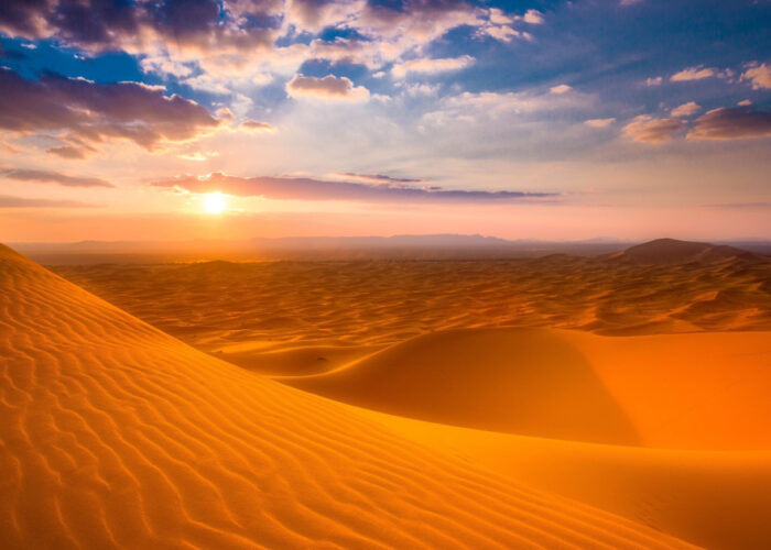 L'alba nel vasto deserto di Merzouga, Marocco