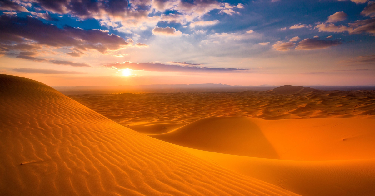 L'alba nel vasto deserto di Merzouga, Marocco