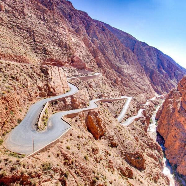 La carretera de curvas en Boumalne Dades, una atracción del viaje de 4 días de Tetuán a Marrakech.