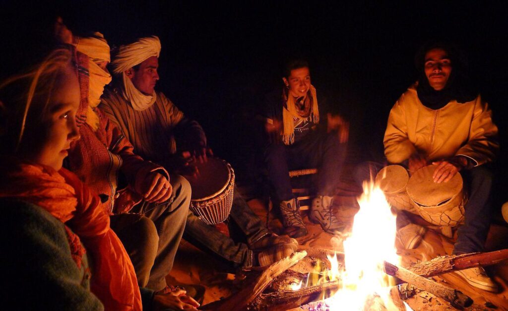 Música bereber alrededor de una hoguera en el desierto de Merzouga o Zagora, Marruecos