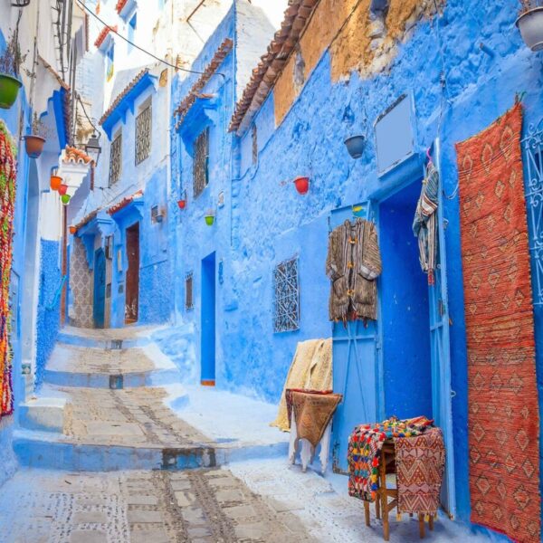 Una strada blu nella città blu del Marocco.