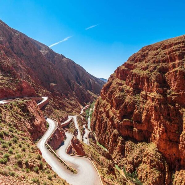 Una strada curvilinea in montagna in Marocco.