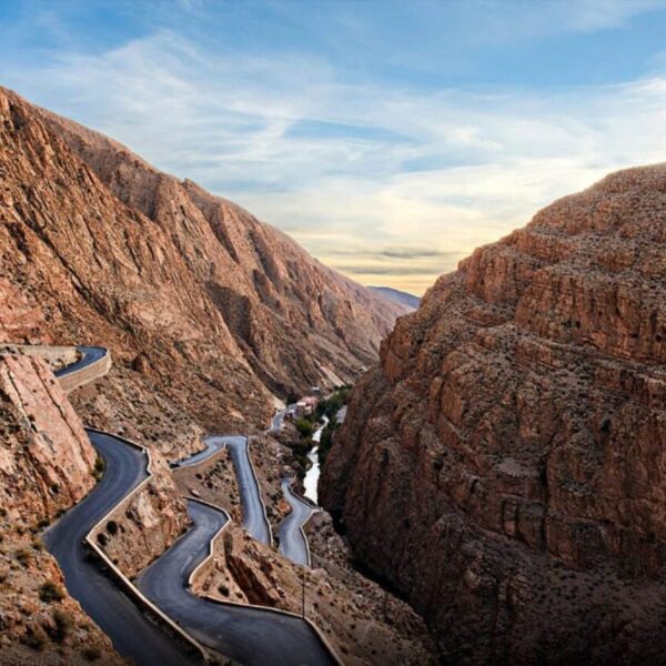 Una strada curvilinea a Boumalne Dades.