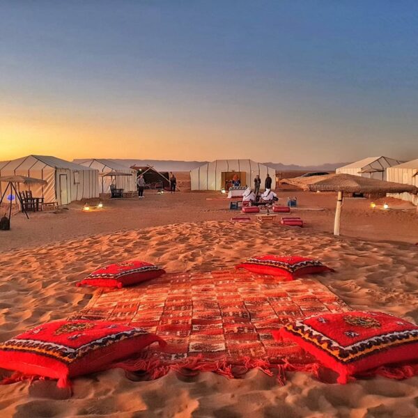 Un campo nel deserto di Merzouga.