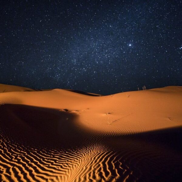 Il deserto del Sahara di notte con un cielo pieno di stelle durante il viaggio di 4 giorni da Errachidia.