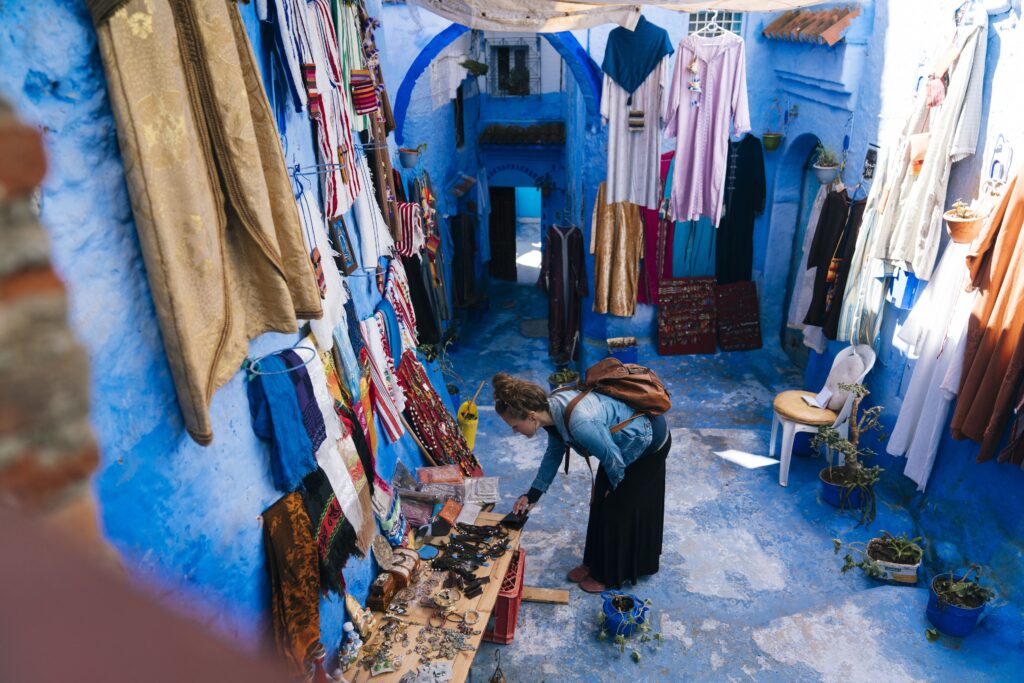 Viaggiatrice a Chefchaouen che fa Shopping