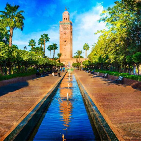 La mezquita Koutoubia y su reflejo en el agua.