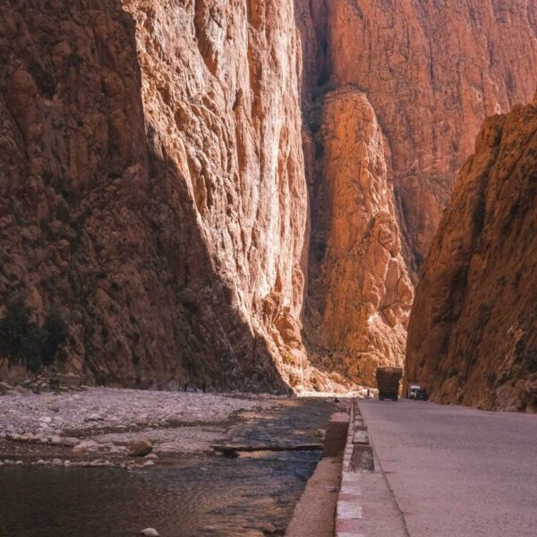 Las grandes gargantas de Todra con su río caudaloso.