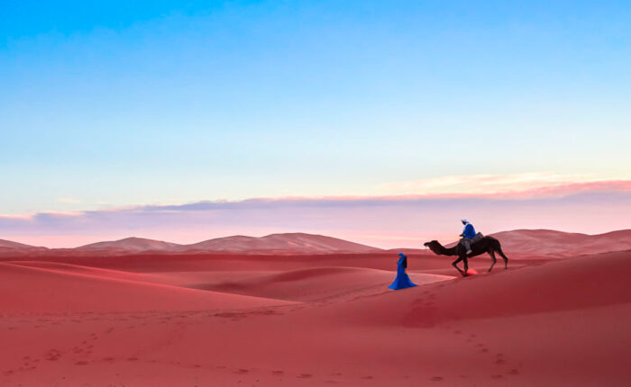 Trekking a dorso di cammello nel deserto marocchino durante il tour di 4 giorni da Fes attraverso la città blu.