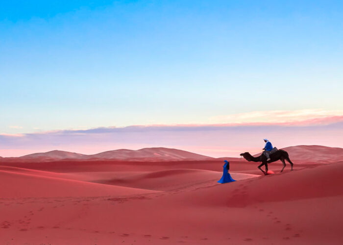 Trekking a dorso di cammello nel deserto marocchino durante il tour di 4 giorni da Fes attraverso la città blu.