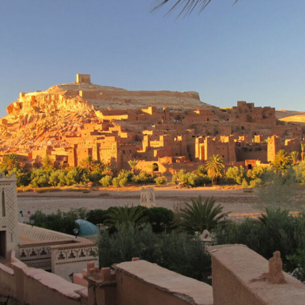 Panorámica ciudad desértica durante la excursión de un día de Marrakech a Ait Benhaddou