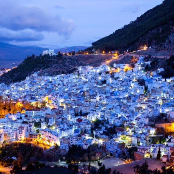 Una vista panorámica de la ciudad azul de Marruecos con el viaje de 4 días por el desierto de Marruecos desde Fez.