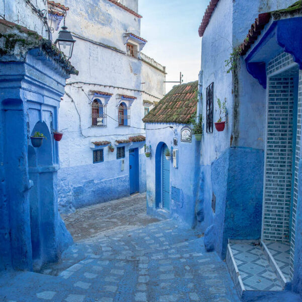 Una strada blu a Chefchaouen: un'attrazione durante il tour di 17 giorni in Marocco da Tangeri.