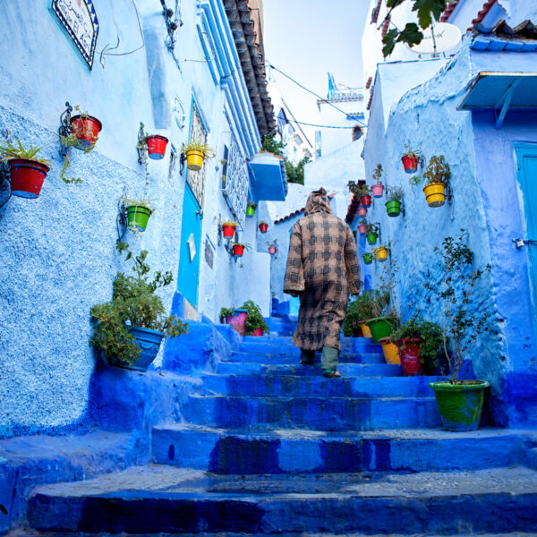 Una strada blu a Chefchaouen, in Marocco.