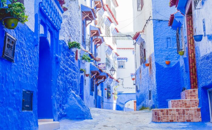 Una calle azul en Chefchaouen durante el viaje de 10 días por Marruecos desde Marrakech.