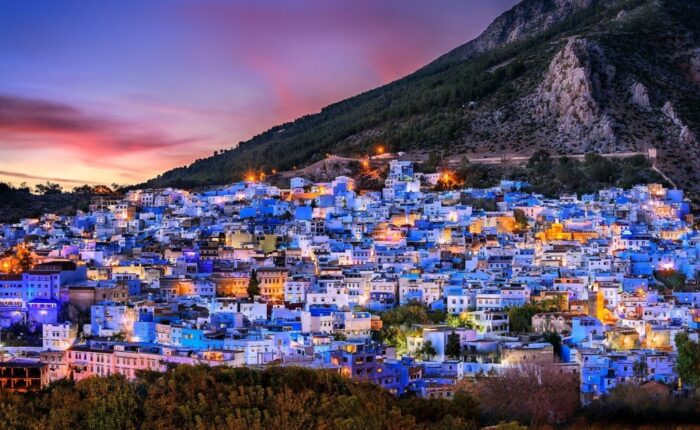 La ciudad azul de Marruecos al atardecer con el viaje de 12 días a Marruecos desde Fez.