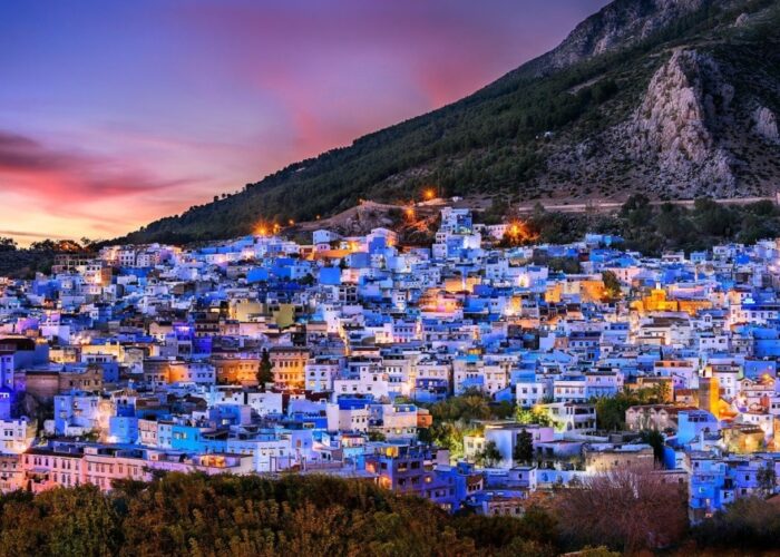 La città blu del Marocco durante la sera con il tour di 12 giorni in Marocco da Fes.