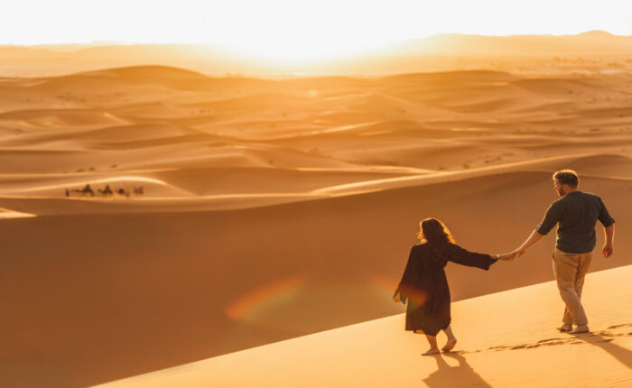 Una coppia che si gode il tour di 2 giorni nel deserto da Marrakech a Merzouga.