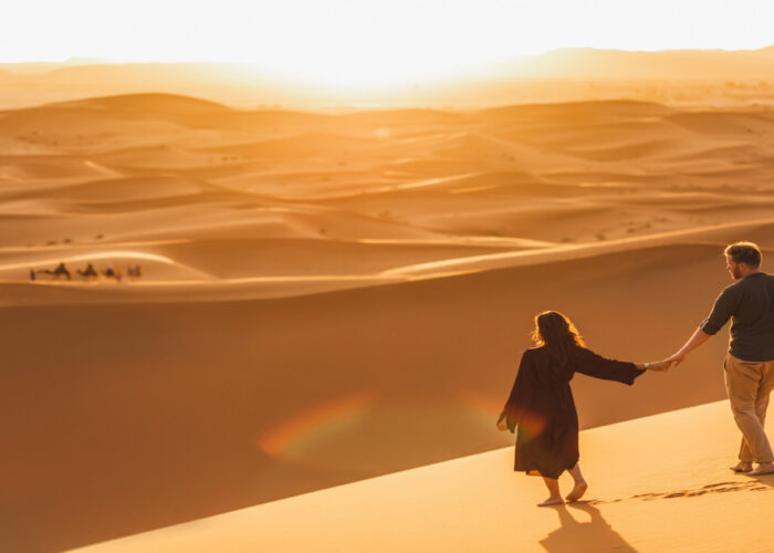 Una coppia che si gode il tour di 2 giorni nel deserto da Marrakech a Merzouga.