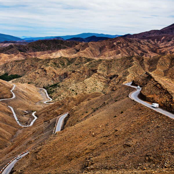 Una carretera serpentea a través de las montañas del Alto Atlas en Marruecos, donde conducimos con el viaje de 3 días por el desierto de Tánger a Marrakech.