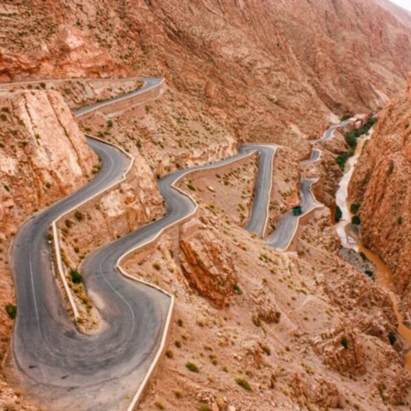 Una carretera ventosa en las gargantas del Dades, Marruecos.