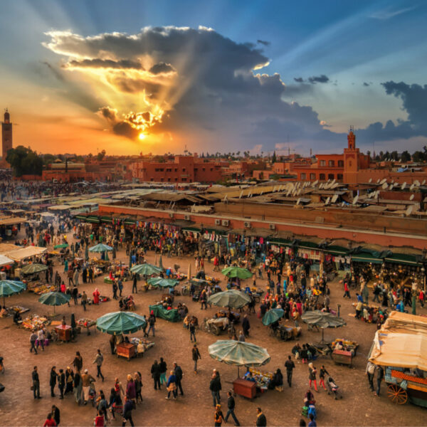 La piazza di Jamaa El Fna di sera a Marrakech.