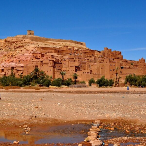 La fortezza di Ait Benhaddou con il fiume e i cammelli.