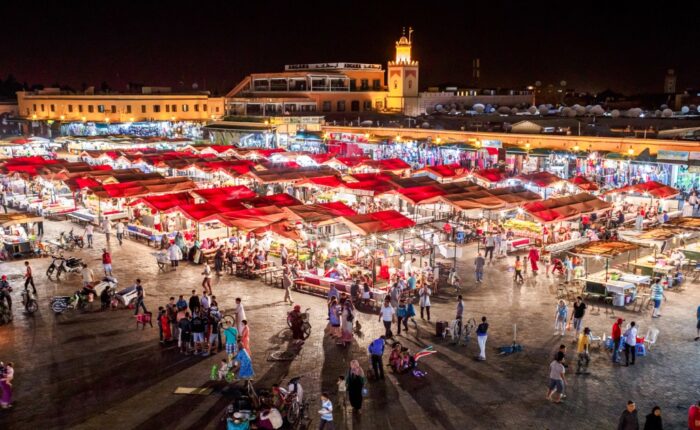 Piazza Jamaa El Fna durante il tour di 10 giorni da Fes a Marrakech.