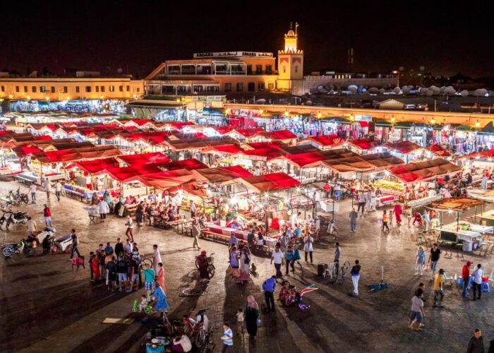 Plaza Jamaa El Fna durante el viaje de 10 días de Fez a Marrakech.