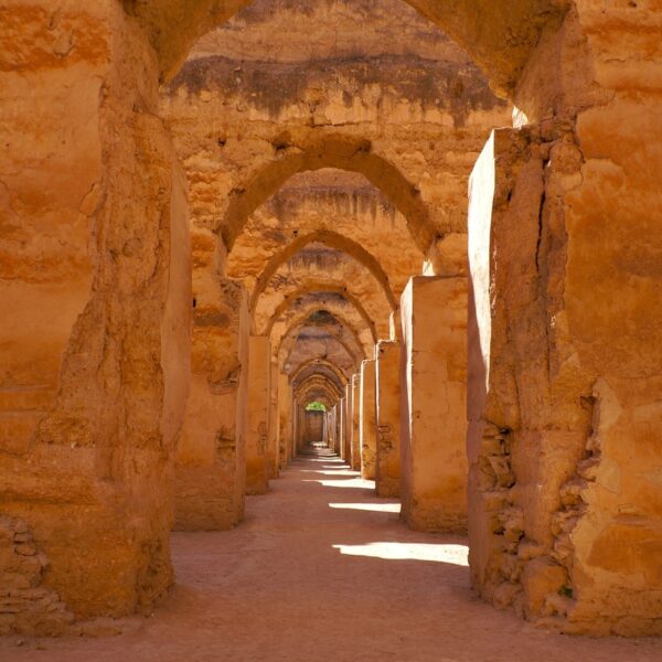 Antiguos establos de caballos en Meknes durante la excursión de un día desde Fez.