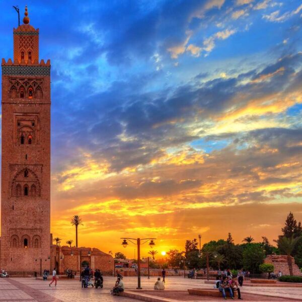 La mezquita de la Koutoubia en Marrakech durante la puesta de sol con la excursión de 9 días desde Fez.