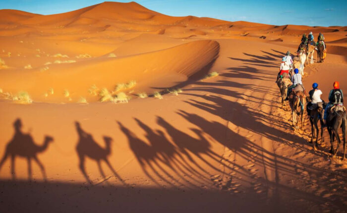 Trekking con i cammelli nel deserto di Merzouga durante il tour di 2 giorni da Marrakech a Fes.