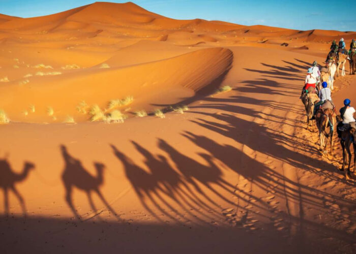 Trekking con i cammelli nel deserto di Merzouga durante il tour di 2 giorni da Marrakech a Fes.