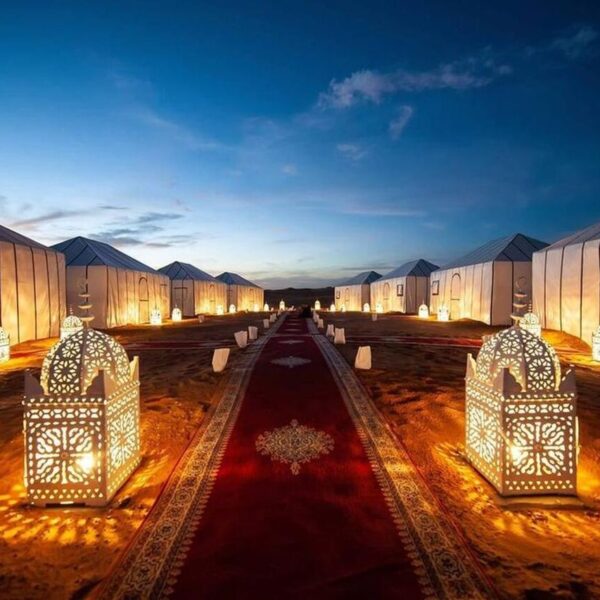 Un campo di lusso nel deserto a Merzouga, dove trascorriamo una notte del viaggio di 3 giorni da Tangeri.