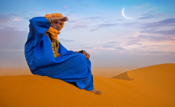 Un uomo del deserto seduto su una duna durante il tour di 3 giorni da Tetouan.