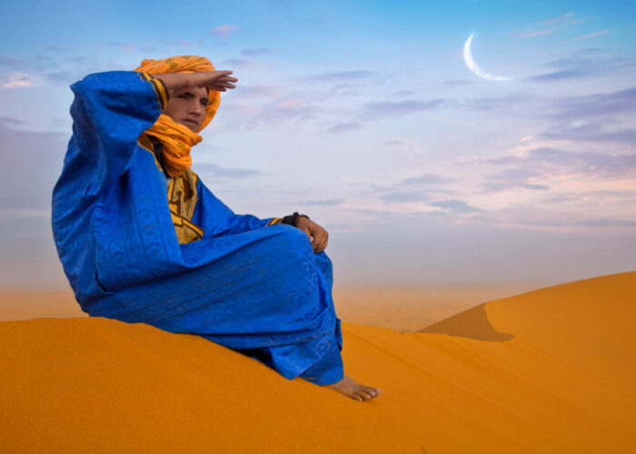 Un uomo del deserto seduto su una duna durante il tour di 3 giorni da Tetouan.