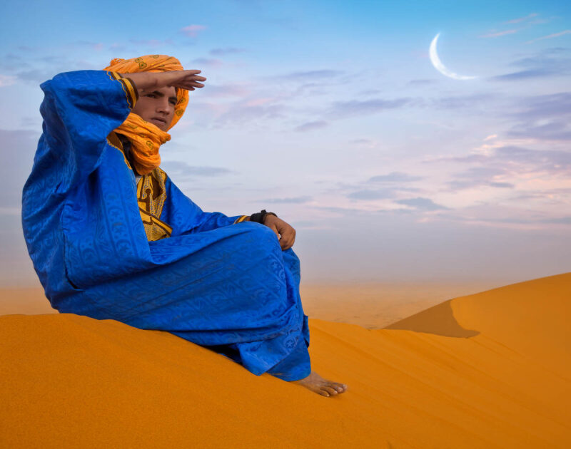 Un uomo del deserto seduto su una duna durante il tour di 3 giorni da Tetouan.