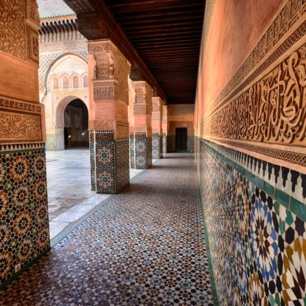 Arte y arquitectura marroquíes en Madrassa ben Youssef, Marrakech.