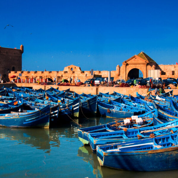 Barcos azules en el puerto de Essaouira, Marruecos.