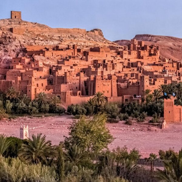 Vista panorámica de la Kasbah de Ait Benhaddou durante el viaje de 12 días por Marruecos desde Fez.