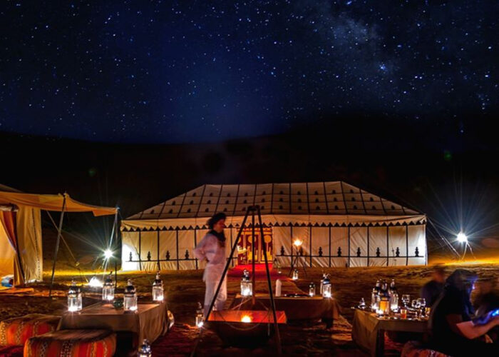 Un campo nel deserto a Merzouga di notte durante il tour di 3 giorni da Agadir a Fes.