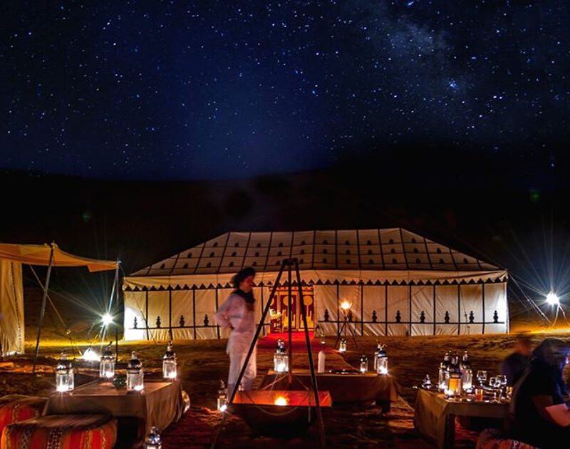 Un campamento en el desierto de Merzouga por la noche durante el viaje de 3 días de Agadir a Fez.