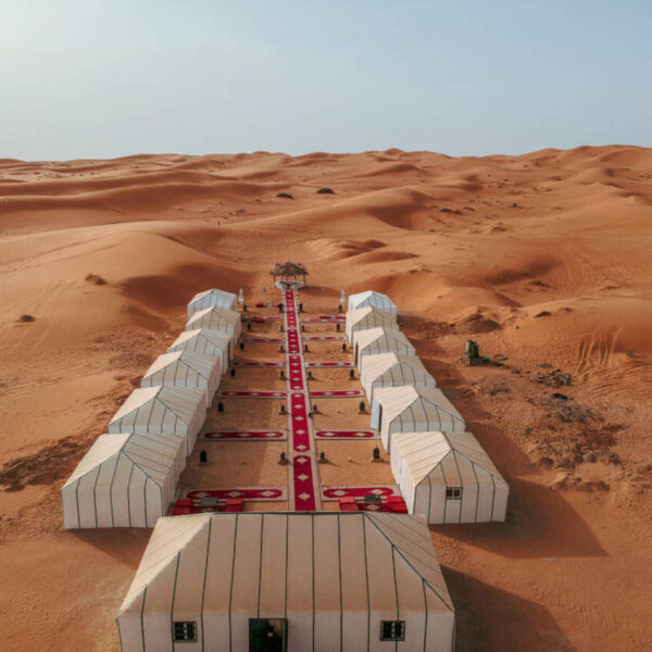 Un campamento en el desierto de Merzouga, donde nos alojamos durante el viaje de 2 días de Marrakech a Fez.