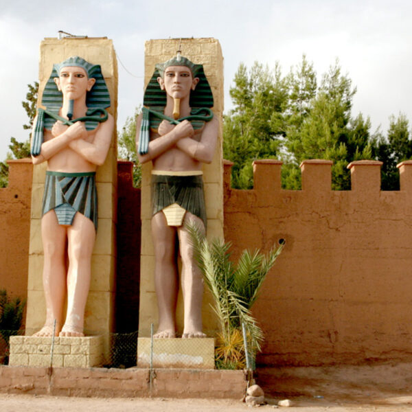 Dos estatuas de faraones en la excursión de un día de Marrakech a Ouarzazate.