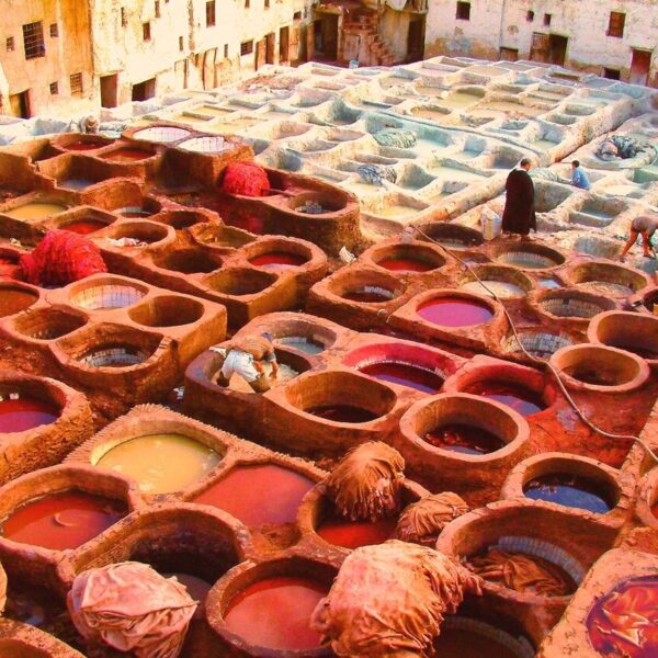 Le concerie Chouara a Fes durante il tour di 10 giorni in Marocco.