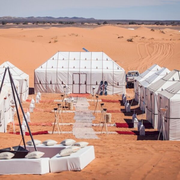 Un lussuoso campo nel deserto a Merzouga: dove soggiorniamo durante il viaggio di 9 giorni da Fes al deserto del Sahara.