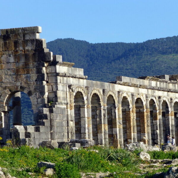 Los arcos de las ruinas romanas, Volubilis con nuestra excursión de un día desde Fez.