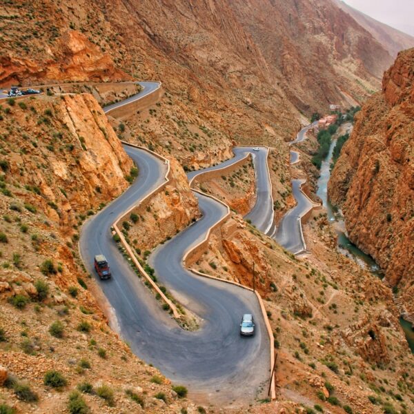 Carretera de curvas en la montaña: una atracción del viaje de 11 días por Marruecos desde Marrakech.