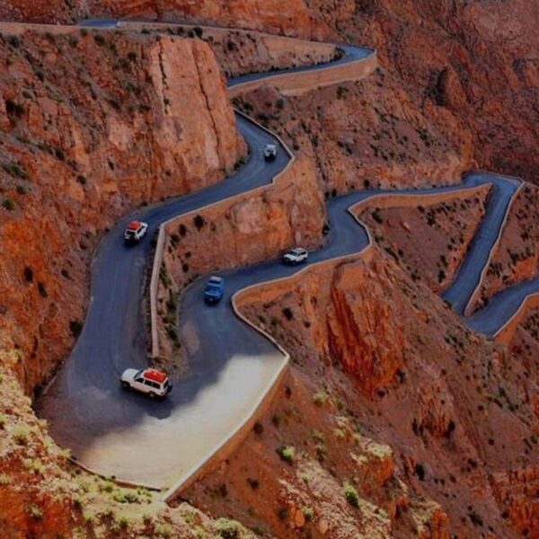 Carretera sinuosa en Boumalne Dades y gargantas, Marruecos.